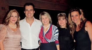 O ator Carlos Casagrande é ladeado pelas empresárias Amélia Ciocia, Suzi Magro, Lia Vasconcelos e Denise Ribeiro em evento em prol da cidade de Berilo, Minas Gerais. - ALEX PASQUELLE, FLAVIA COEV, FRANCISCO CEPEDA/AGNEWS, LAURENI FOCHETTO, MARGARETHE ABUSSAMRA, MATEUS MONDINI, REUTERS, RODRIGO ZORZI, SHEILA GRECCO, THAYS BITTAR, VIRGÍNIA RODRIGUES
