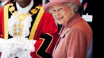 A rainha Elizabeth II em inauguração do novo prédio da KPMG, em Londres. - CAMILA FRAGA, CUSTÓDIO DIAS JR., FRÂNCIO DE HOLANDA, MARIO BOCK, ROBERTA YOSHIDA, REUTERS, RODRIGO ZORZI E TATIANA FERRO