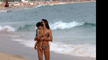 Mônica Martelli e Júlia na praia - Wallace Barbosa / AgNews
