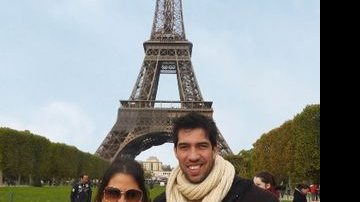 Sempre sorridente, a atriz e o marido, Thiago Lobo, visitam a Torre Eiffel, um dos ícones da capital francesa.