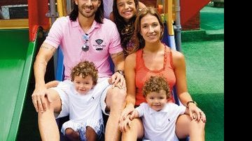 No prédio onde mora, Rio, o jogador do Botafogo e da seleção uruguaia se diverte com os filhos Diego, Valetina, a mulher, Paola, e os gêmeos, Facundo e Franco. - CÉSAR ALVES