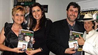 Em SP, Marisa Carnicelli e Mara Bastos conferem a nova revista Sucessos do Brasil com Edson Brackveld e o cantor Francis Bringell, SP. - DOUGLAS LUCENA, LEONARDO NUNES, LETÍCIA MOREIRA E MÁRIO LEITE