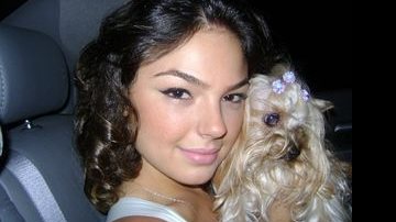 Ísis Valverde e sua cadelinha, Honey - Reprodução do Bloglog oficial da atriz