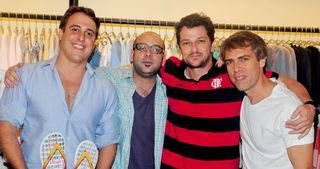 O estilista Máxime Perelmuter lança o novo chinelo da Rider em sua loja, British Colony, no Fashion Mall, Rio, onde recebe Rodrigo Penna, Marcelo Serrado e Anderson Müller. - ALEXANDRE MENEZES, ANDRÉ VICENTE, DÉCIO FIGUEIREDO, LUIS DÁMBROSIO, MARIANA VIANNA/DIVULGAÇÃO, RAFAEL DE PAULA, RAFAEL RENZO E VIVIAN FERNANDEZ