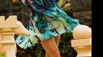 No jardim do Castelo, a bela brinca com o jogo de xadrez para mostrar mais uma criação de sua marca: um vestido fluido com estampas coloridas da coleção de verão. - WANDER ROBERTO/INOVAFOTO