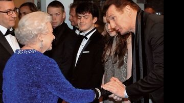 Em sessão especial no Leicester Square, a nobre cumprimenta Liam e seus colegas. - REUTERS