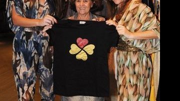 Com macacão de sua grife, LB, a atriz segura a camisa do Pró Criança Cardíaca ao lado de Rosa Célia, pres. da instituição, a quem reverte parte das vendas, e da empresária Rachel Chreem. - RENATO WROBEL