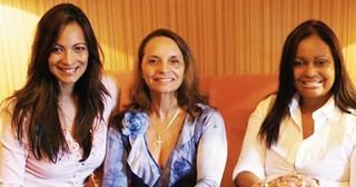No Rio, Marcia Romão, a mãe, Maria Araujo, e Diva Pavesi festejam livro que será lançado em março de 2011. - ANA CAROLINA LOPES, LEILA PERES, MARIO LEITE, OVADIA SAADIA, PATRICIA TARTARI , PETRONIO CINQUE, RODOLFO NETO E ULISSES FONSECA