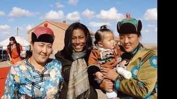 Na Mongólia, Glória encontra mulheres e crianças com roupas típicas e desfruta das boas-vindas das anfitriãs em uma vila no interior do país asiático.