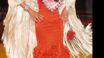 Usando tradicional vestido de dançarina flamenca criado pelo estilista Cañavate, La Toya rouba a cena no salão que atrai milhares de pessoas. - GETTY IMAGES