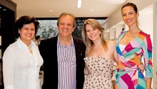 Marco Aurélio Sedrez comanda abertura da Mosarte, em SP, com a filha Thaisa (3ª da esq. p/ dir.) e as vendedoras Cassia Cruz e Tatiana Moraes. - CAIO GUIMARÃES, DENISE ANDRADE, JOÃO SAL, LEANDRO VIOLA, LUCIANA PREZIA, MARINA RIBEIRO, MAURÍCIO CASSANO, NILSON VERSATTI, OVADIA SAADIA, RICARDO D´ANGELO E RICARDO RIBES