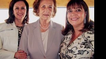 Ana Lúcia Comolatti, (3ª da esq. p/ dir.), recebe a sobrinha Thereza Ruivo e a cunhada Leda Comolatti em evento no Terraço Itália, SP. - CAIO GUIMARÃES, DENISE ANDRADE, JOÃO SAL, LEANDRO VIOLA, LUCIANA PREZIA, MARINA RIBEIRO, MAURÍCIO CASSANO, NILSON VERSATTI, OVADIA SAADIA, RICARDO D´ANGELO E RICARDO RIBES
