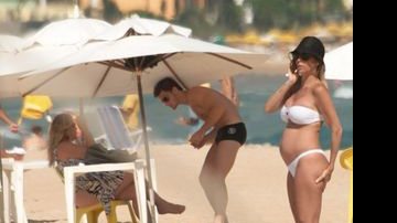 Na praia de Geribá, em Búzios, Jonatas conversa com a mãe, Priscila. Dani que espera um menino, fala ao celular protegida do sol por chapéu. - MARCELO DUTRA
