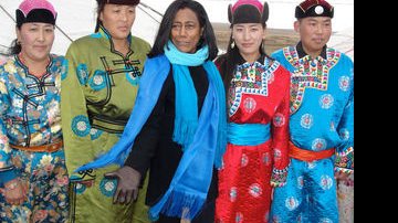 Glória Maria com mulheres da Mongólia, interior da China - ARQUIVO PESSOAL