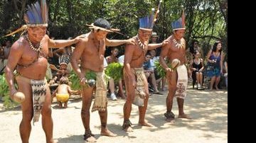 O pajé Tolamã e os índios Youkuró, Guy e Pinõ fazem a dança Maracá para os artistas. - fotos: uerlan monteiro