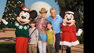 Em Orlando, o ator, Catherine Zeta-Jones, Dylan e Carys são recebidos no Epcot por Mickey e Minnie, já em clima natalino. - FOTOS: SPLASHNEWS E GROSBY GROUP