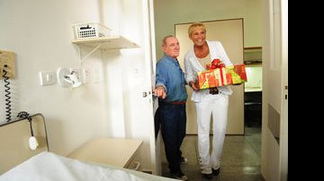 Xuxa e Renato Aragão visitam hospital - Divulgação TV Globo