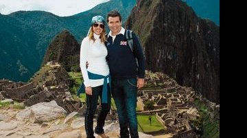 No Peru, a dupla aprecia a vista do alto da montanha.