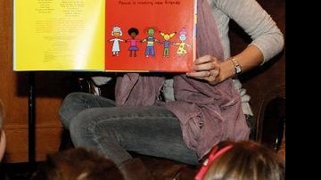 A top gaúcha participa do Teddy Bear Tea, evento de incentivo à leitura entre os pequeninos. - SPLASHNEWS
