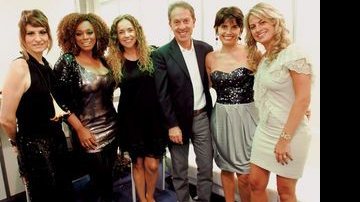 Lélio Ramos entre a filha Tatiane, a mulher, Maria Rita, e as cantoras Daniela, Paula e Fernanda. - CAROL FEICHAS