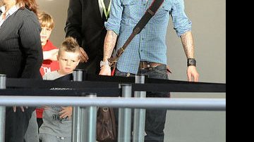 David Beckham aparece com novo cabelo no aeroporto de Los Angeles - Daily Mail