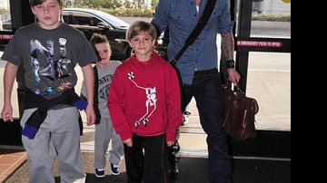 David Beckham aparece com novo cabelo no aeroporto de Los Angeles - Daily Mail