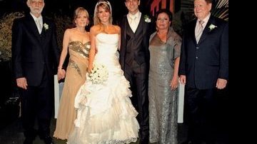 Os noivos entre os pais Luiz Fernando e Elke e Laís Faria e Boni, em cerimônia no Gávea Golf & Country Club, Rio. - FOTOS: CADU PILOTTO E IVAN FARIA