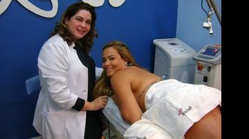 Geisy Arruda e a dermatologista Flavia Lira Diniz - Divulgação