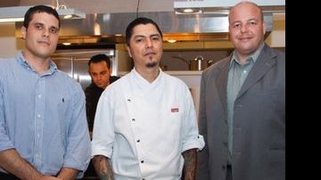 Samuel Prado e Niels Andreas (nas pontas), ambos da Danubio, lançam o Portal Danubio Gourmet em parceria com o chef Checho Gonzales. - ASSESSORIA MÁRCIA STIVA L, CELINA GERMER, JOSEMAR ALVES, JÚLIO CÉSAR COSTA , LUKE GARCIA, RAQUEL TOTH, RENATA JUBRAN E ROGER DIPOLD