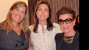 Danielle Freitas, da Invista, Gabriella Pascolato Costa e a tia, Costanza Pascolato, em SP, na apresentação da coleção C&A e Santaconstancia.