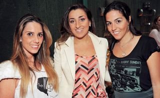 Daphne Dias, da loja Placet, faz reinauguração em SP, com a presença das amigas Renata Vinciprova e Lucila Queirós.