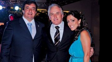 O apresentador Otávio Mesquita na festa de 20 anos da Engemon, SP, entre o casal Marco Alberto e Rosa Araújo.
