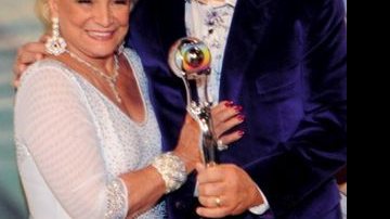No estúdio da Globo, ela recebe troféu de Fausto e diz adeus ao SBT após 24 anos.