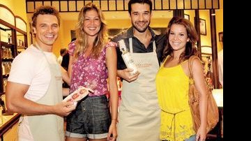 Cássio, Ellen Jabour, Marone e Fernanda Souza 'trabalham' de vendedores na abertura da L'Occitane, na Barra, Rio.