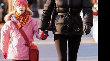 Com look bem invernal, Catherine Zeta-Jones leva a caçula, Carys, à escola. - CITYFILES E SPLASHNEWS