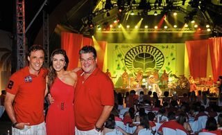 Oscar e o casal anfitrião, Leila e Gandini, em show da banda Motumbá na Noite Especial Kia Motors, no Club Med, Bahia.