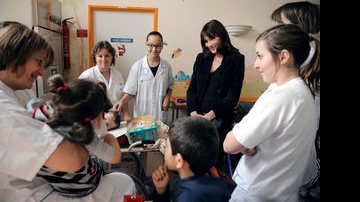 Carla Bruni distribui presentes para crianças em hospital na França - Reuters