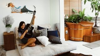 Em seu novo apartamento na capital paulista, a atriz se diverte ao violão na charmosa sala de TV ... - CAIO GUIMARÃES