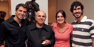 Os atores Roberto Hobeika e Ivan Montanari ladeiam Márcio Curi, diretor do filme A Última Estação, e a produtora Luiza Serra, na apresentação do trailer do longa, em SP. - ANA CAROLINA LOPES, BRUNO CASTRO, CLEO VELLEDA, MÁRCIA STIVAL, MARINA MALHEIROS, MIDORI DE LUCCA E YURI GONZAGA