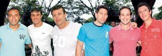 Todd Cohen (de azul) e Vinicius Neves (à dir.), da CloudNine, no ChurrasKiGOL, em SP, com os jogadores de futebol Denílson e Kleber, que atua no Palmeiras, e os comentaristas esportivos Neto e Caio Ribeiro. - ANA CAROLINA LOPES, BRUNO CASTRO, CLEO VELLEDA, MÁRCIA STIVAL, MARINA MALHEIROS, MIDORI DE LUCCA E YURI GONZAGA