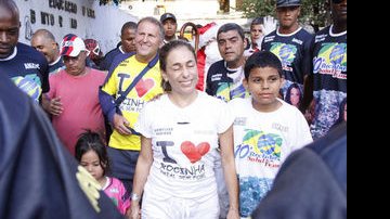 Cissa Guimarães leva presentes à crianças da Rocinha - AgNews
