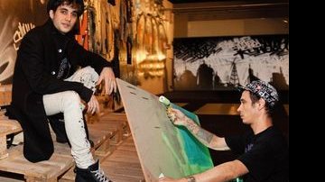 O músico e ator admira pintura feita pelo artista plástico Sesper durante festa em SP. - RENATA D'ALMEIDA