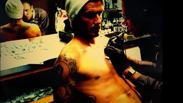 David Beckham mostra nova tatuagem no peito - Reprodução