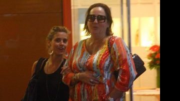 Carolina Dieckmann e Cláudia Jimenez passeiam juntas em shopping - AgNews