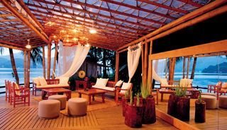 O espaço rústico tem muito bambu, madeira e peças que revelam a riqueza da cultura e da arte indonésia. - CADU PILOTTO; PRODUÇÃO: CLAUDIO LOBATO E ANA LUIZA VEIGA