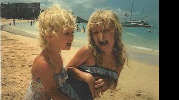 Paris Hilton com a irmã Nick na praia de Maui - Reprodução / Twitter