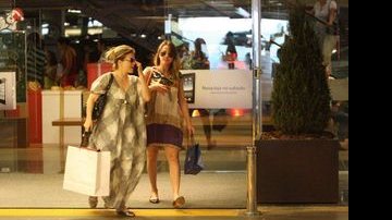 Grávida, Juliana Silveira faz compras com a empresária Márcia Marbá - Delson Silva / AgNews