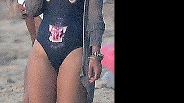 Rihanna curte praia em Barbados - Reprodução/Dailymail
