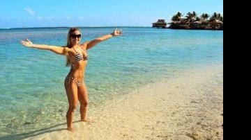 Ana De Biase exibe corpão em Bora Bora - Divulgação