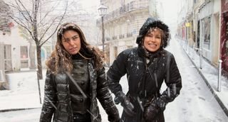 Mãe e filha enfrentam o frio e a nevasca de Paris, França, para um breve passeio pela cidade. - ARQUIVO PESSOAL